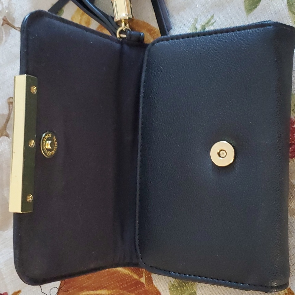 Guess Wallet - Picture 4 of 6